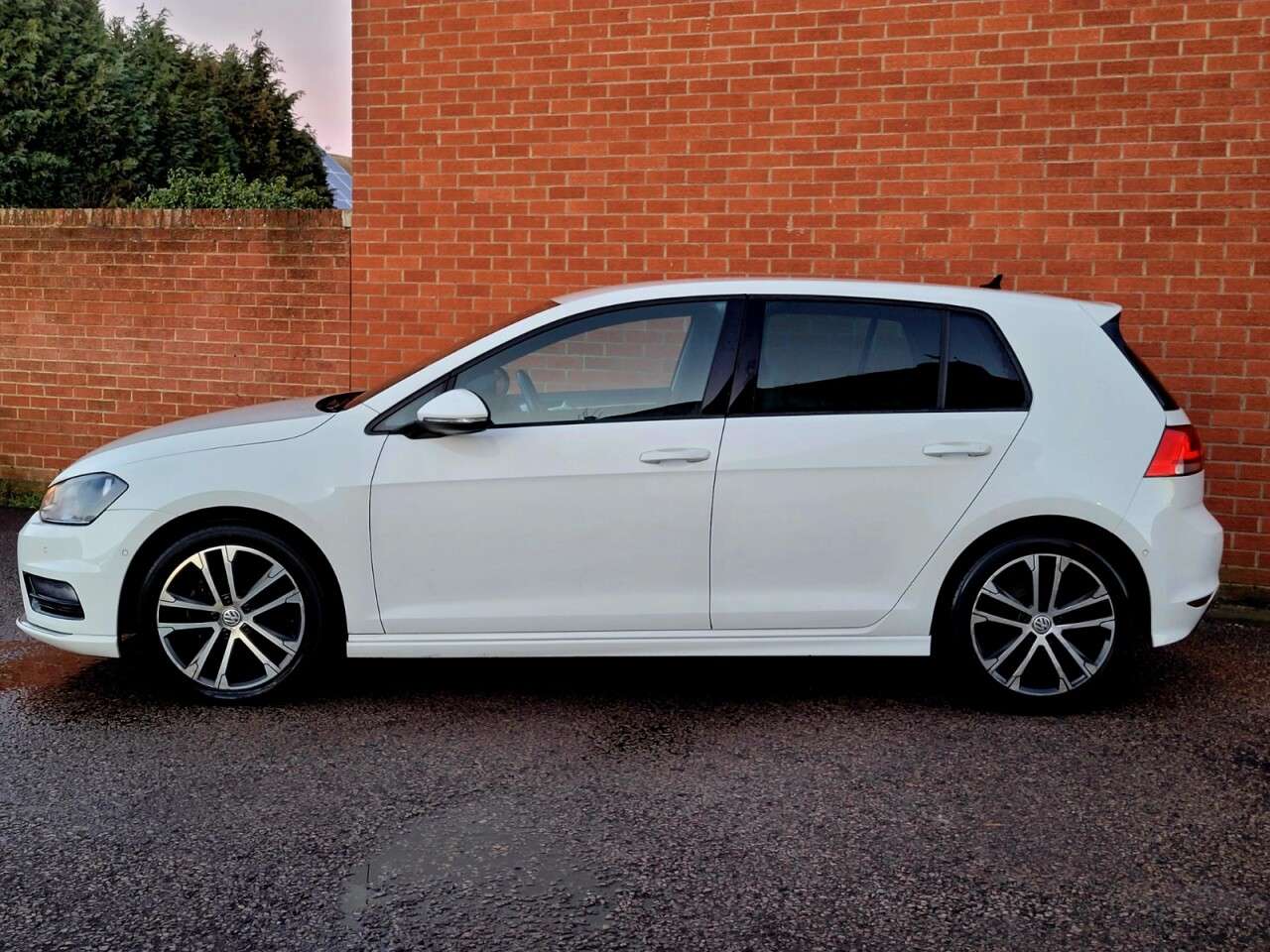 A 2015 VOLKSWAGEN GOLF 2.0 TDI BlueMotion Tech R-Line Hatchback 5dr Diesel DSG Euro 5 (s/s) (150 p A 2015 VOLKSWAGEN GOLF 2.0 TDI BlueMotion Tech R-Line Hatchback 5dr Diesel DSG Euro 5 (s/s) (150 p