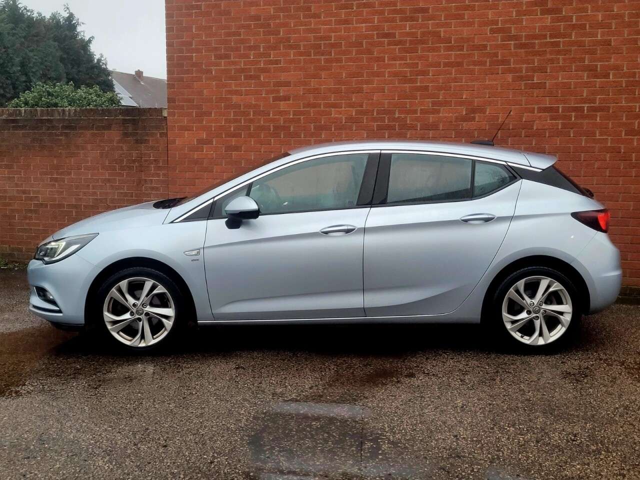 A 2016 VAUXHALL ASTRA 1.4i Turbo SRi Hatchback 5dr Petrol Manual Euro 6 (150 ps) A 2016 VAUXHALL ASTRA 1.4i Turbo SRi Hatchback 5dr Petrol Manual Euro 6 (150 ps)