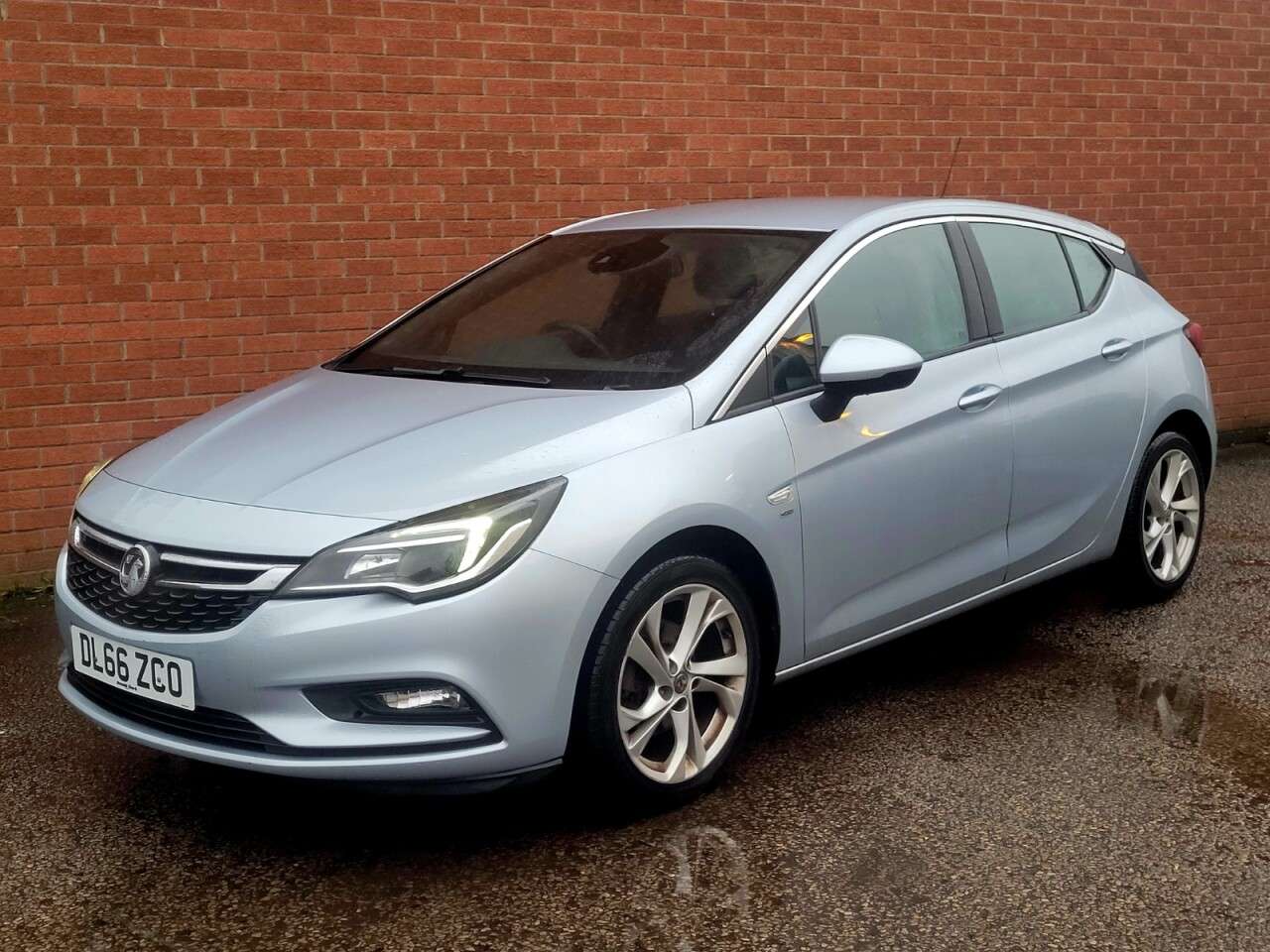 A 2016 VAUXHALL ASTRA 1.4i Turbo SRi Hatchback 5dr Petrol Manual Euro 6 (150 ps) A 2016 VAUXHALL ASTRA 1.4i Turbo SRi Hatchback 5dr Petrol Manual Euro 6 (150 ps)