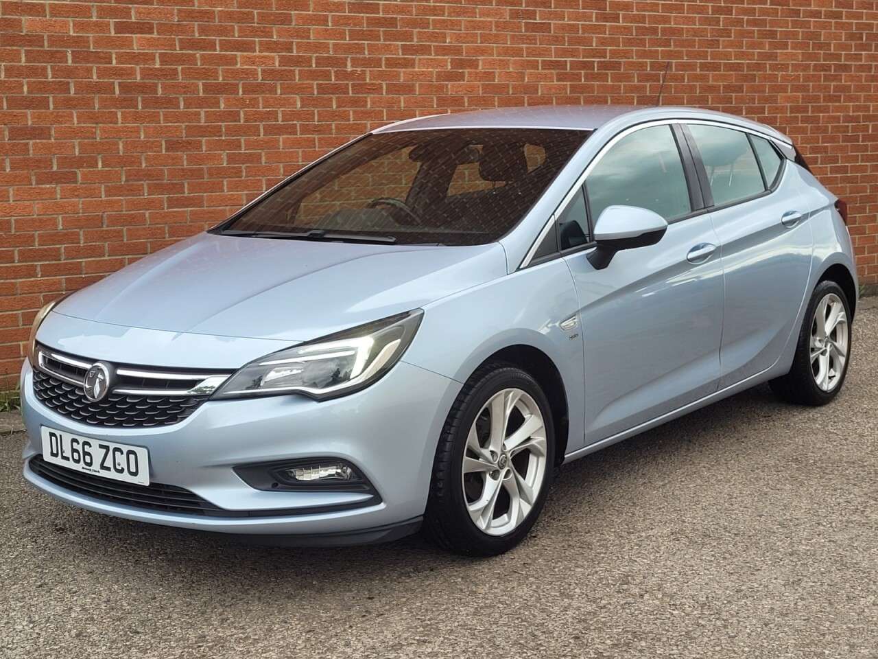 A 2016 VAUXHALL ASTRA 1.4i Turbo SRi Hatchback 5dr Petrol Manual Euro 6 (150 ps) A 2016 VAUXHALL ASTRA 1.4i Turbo SRi Hatchback 5dr Petrol Manual Euro 6 (150 ps)