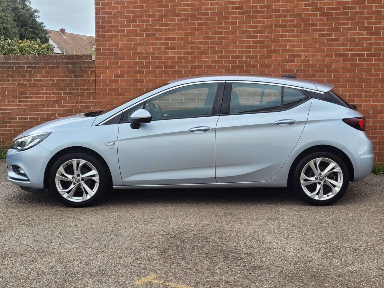 A 2016 VAUXHALL ASTRA 1.4i Turbo SRi Hatchback 5dr Petrol Manual Euro 6 (150 ps) A 2016 VAUXHALL ASTRA 1.4i Turbo SRi Hatchback 5dr Petrol Manual Euro 6 (150 ps)