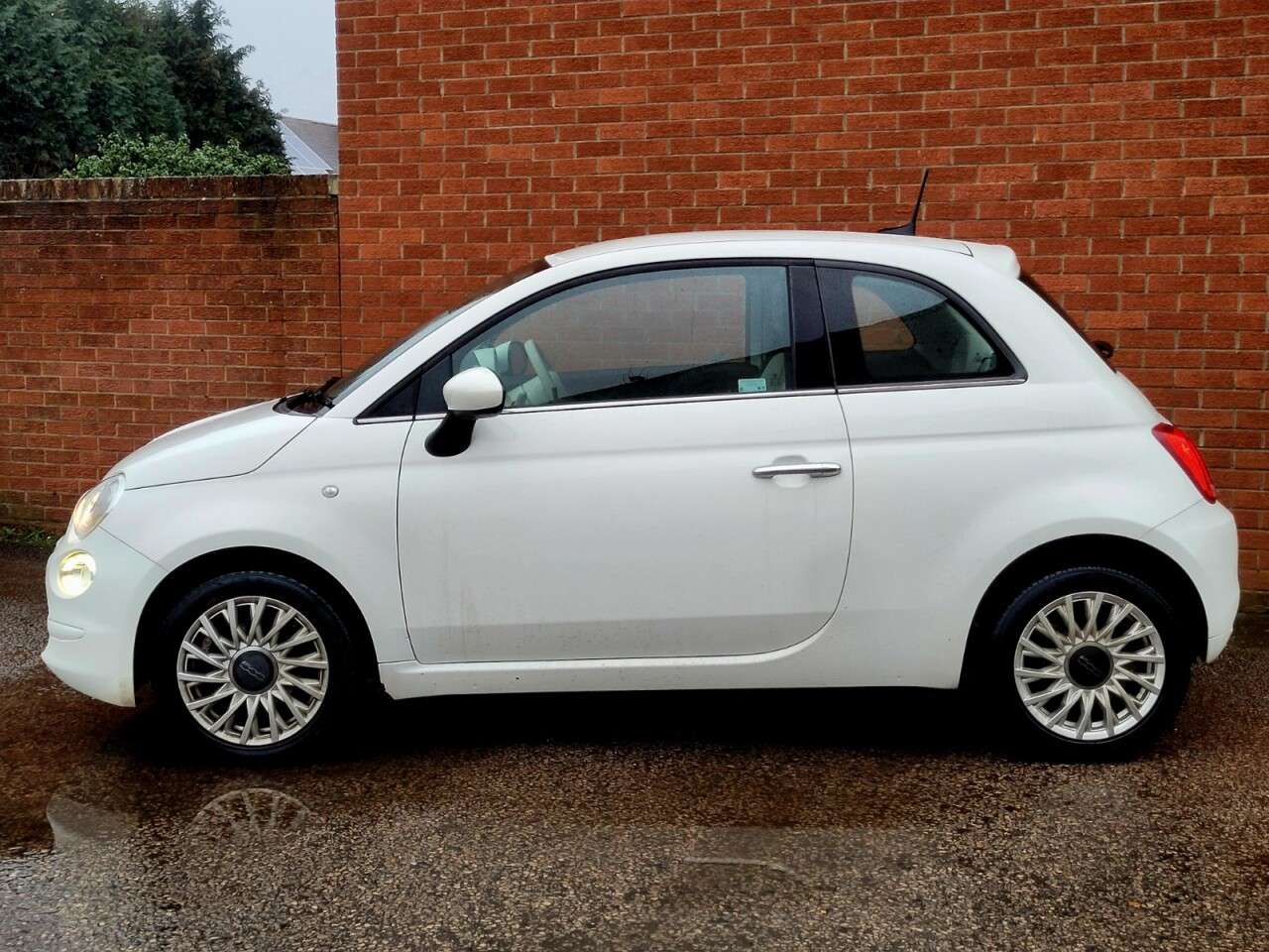 A 2020 FIAT 500 1.2 Lounge Hatchback 3dr Petrol Manual Euro 6 (s/s) (69 bhp) A 2020 FIAT 500 1.2 Lounge Hatchback 3dr Petrol Manual Euro 6 (s/s) (69 bhp)