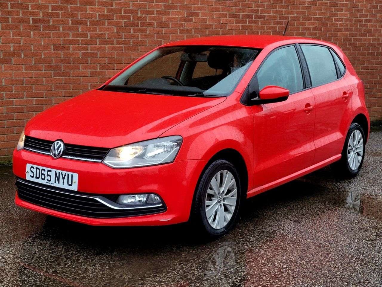 A 2015 VOLKSWAGEN POLO 1.2 TSI BlueMotion Tech SE Hatchback 5dr Petrol DSG Euro 6 (s/s) (90 ps) A 2015 VOLKSWAGEN POLO 1.2 TSI BlueMotion Tech SE Hatchback 5dr Petrol DSG Euro 6 (s/s) (90 ps)
