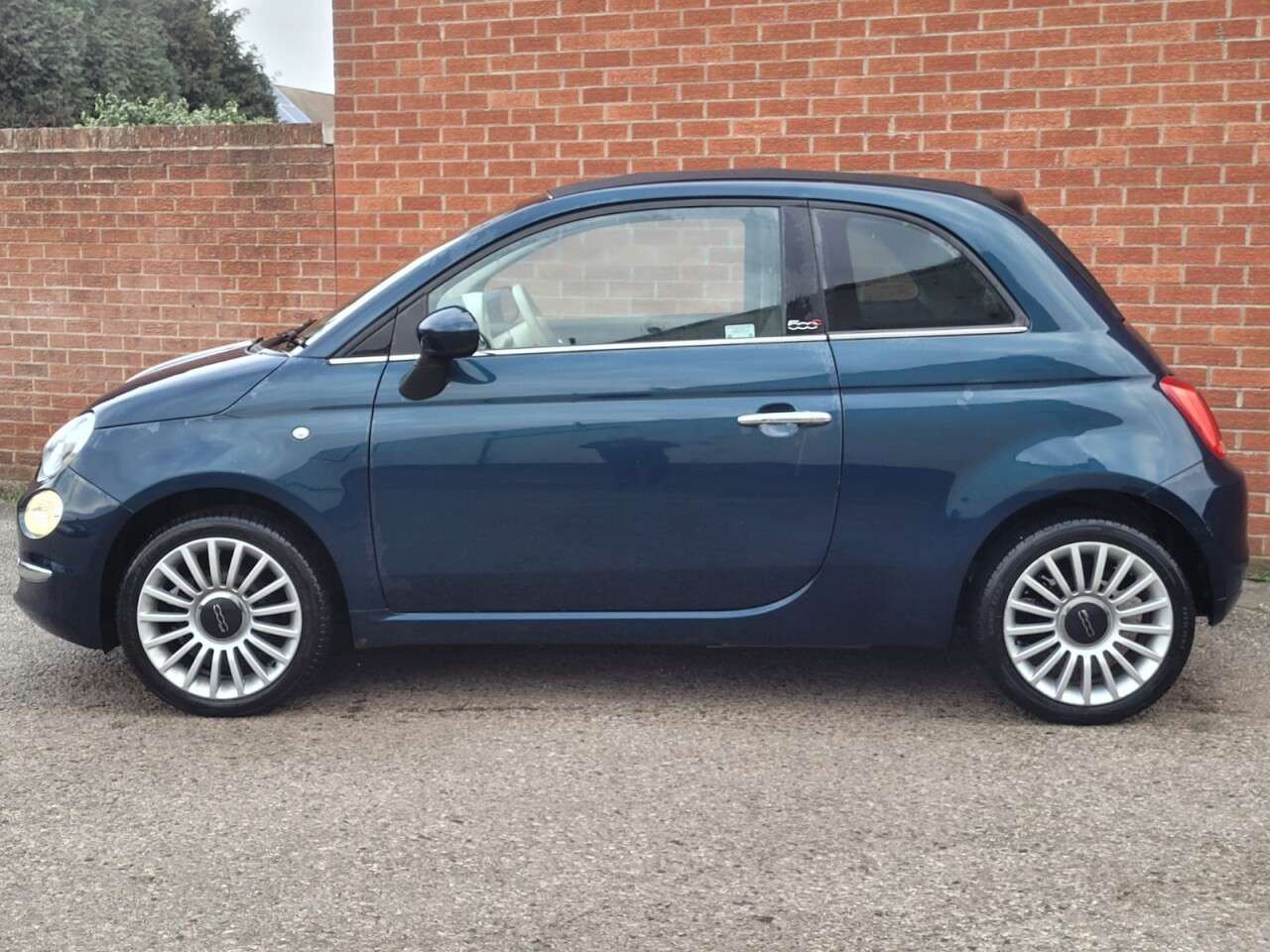 A 2017 FIAT 500C 0.9 TwinAir Lounge Convertible 2dr Petrol Manual Euro 6 (s/s) (85 bhp) A 2017 FIAT 500C 0.9 TwinAir Lounge Convertible 2dr Petrol Manual Euro 6 (s/s) (85 bhp)