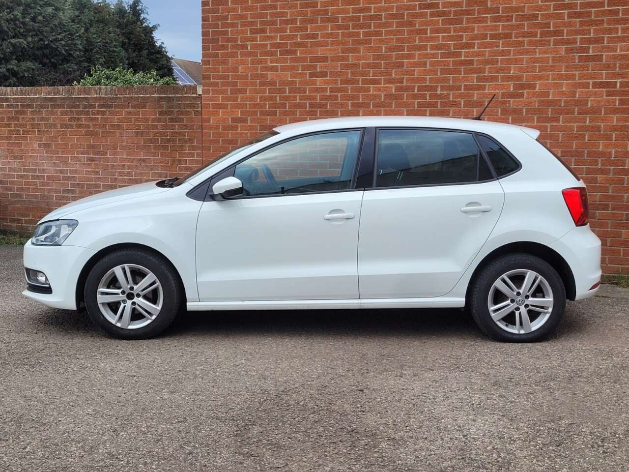 A 2016 VOLKSWAGEN POLO 1.0 BlueMotion Tech Match Hatchback 5dr Petrol Manual Euro 6 (s/s) (60 ps) A 2016 VOLKSWAGEN POLO 1.0 BlueMotion Tech Match Hatchback 5dr Petrol Manual Euro 6 (s/s) (60 ps)