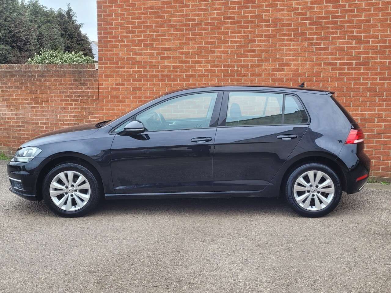 A 2017 VOLKSWAGEN GOLF 1.0 TSI BlueMotion Tech SE Nav Hatchback 5dr Petrol Manual Euro 6 (s/s) (11 A 2017 VOLKSWAGEN GOLF 1.0 TSI BlueMotion Tech SE Nav Hatchback 5dr Petrol Manual Euro 6 (s/s) (11