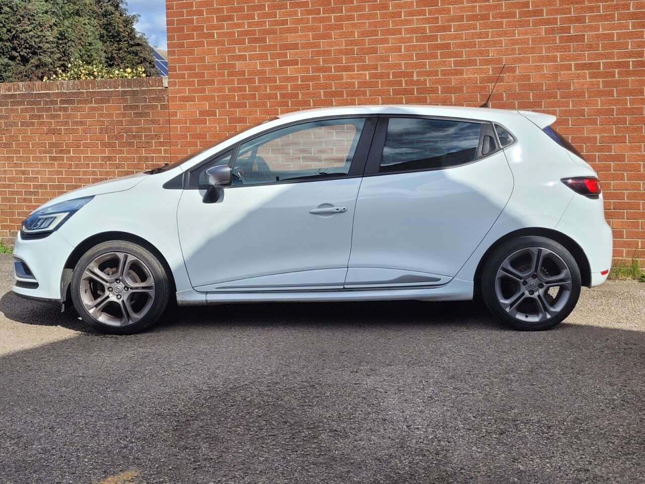 A 2018 RENAULT CLIO 0.9 TCe GT Line Hatchback 5dr Petrol Manual Euro 6 (s/s) (90 ps) A 2018 RENAULT CLIO 0.9 TCe GT Line Hatchback 5dr Petrol Manual Euro 6 (s/s) (90 ps)