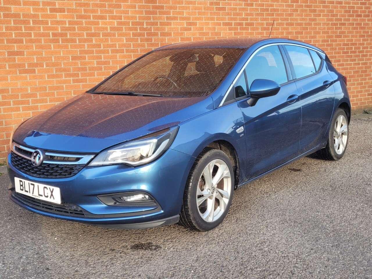 A 2017 VAUXHALL ASTRA 1.4i Turbo SRi Hatchback 5dr Petrol Auto Euro 6 (s/s) (150 ps) A 2017 VAUXHALL ASTRA 1.4i Turbo SRi Hatchback 5dr Petrol Auto Euro 6 (s/s) (150 ps)