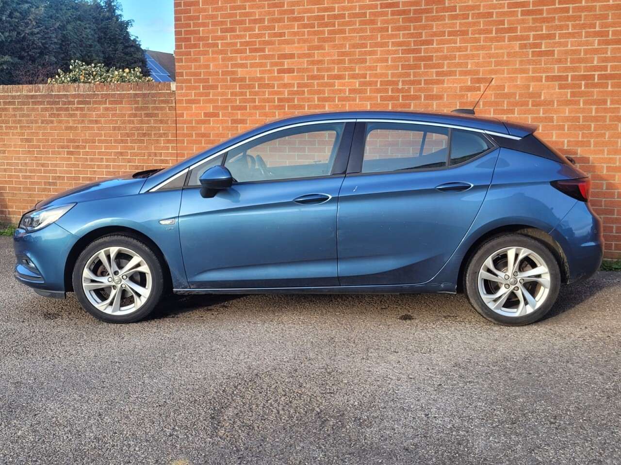 A 2017 VAUXHALL ASTRA 1.4i Turbo SRi Hatchback 5dr Petrol Auto Euro 6 (s/s) (150 ps) A 2017 VAUXHALL ASTRA 1.4i Turbo SRi Hatchback 5dr Petrol Auto Euro 6 (s/s) (150 ps)