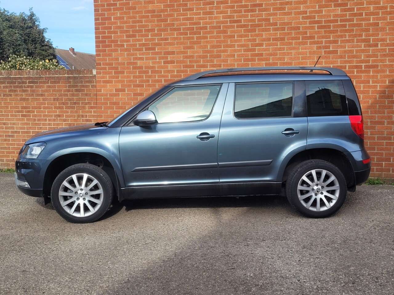 A 2016 SKODA YETI 1.2 TSI SE Outdoor 5dr Petrol DSG Euro 6 (s/s) (110 ps) A 2016 SKODA YETI 1.2 TSI SE Outdoor 5dr Petrol DSG Euro 6 (s/s) (110 ps)