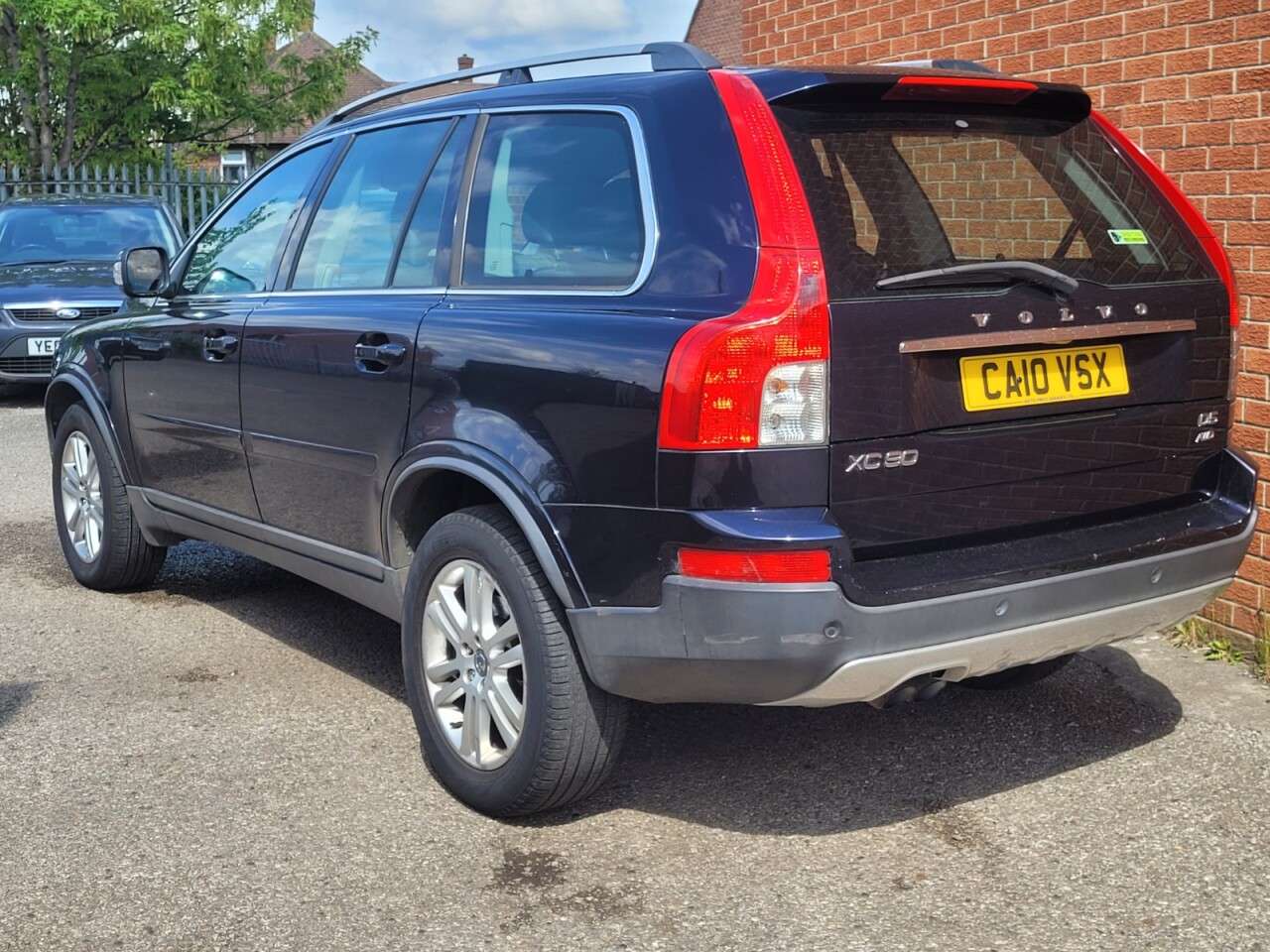 A 2010 VOLVO XC90 2.4 D5 SE SUV 5dr Diesel Geartronic AWD (224 g/km, 182 bhp) A 2010 VOLVO XC90 2.4 D5 SE SUV 5dr Diesel Geartronic AWD (224 g/km, 182 bhp)