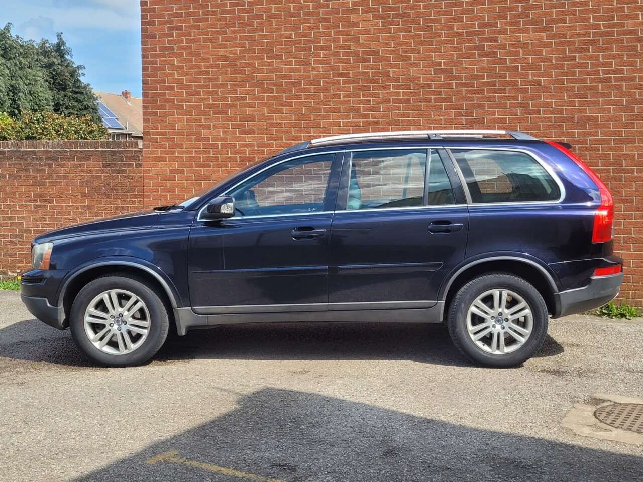 A 2010 VOLVO XC90 2.4 D5 SE SUV 5dr Diesel Geartronic AWD (224 g/km, 182 bhp) A 2010 VOLVO XC90 2.4 D5 SE SUV 5dr Diesel Geartronic AWD (224 g/km, 182 bhp)