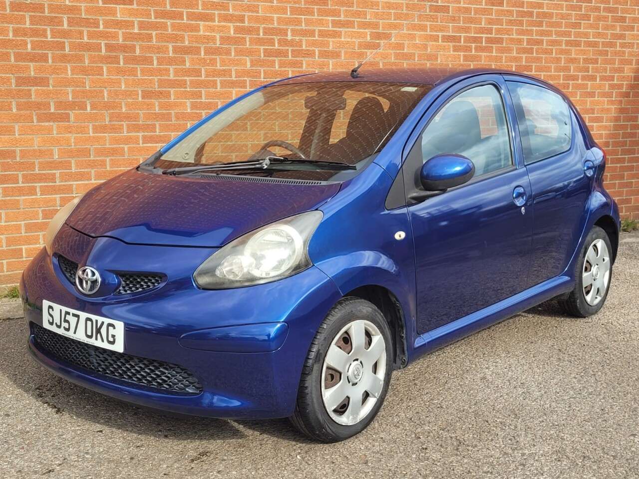 A 2007 TOYOTA AYGO 1.0 VVT-i Blue Hatchback 5dr Petrol Manual Euro 4 (67 bhp) A 2007 TOYOTA AYGO 1.0 VVT-i Blue Hatchback 5dr Petrol Manual Euro 4 (67 bhp)
