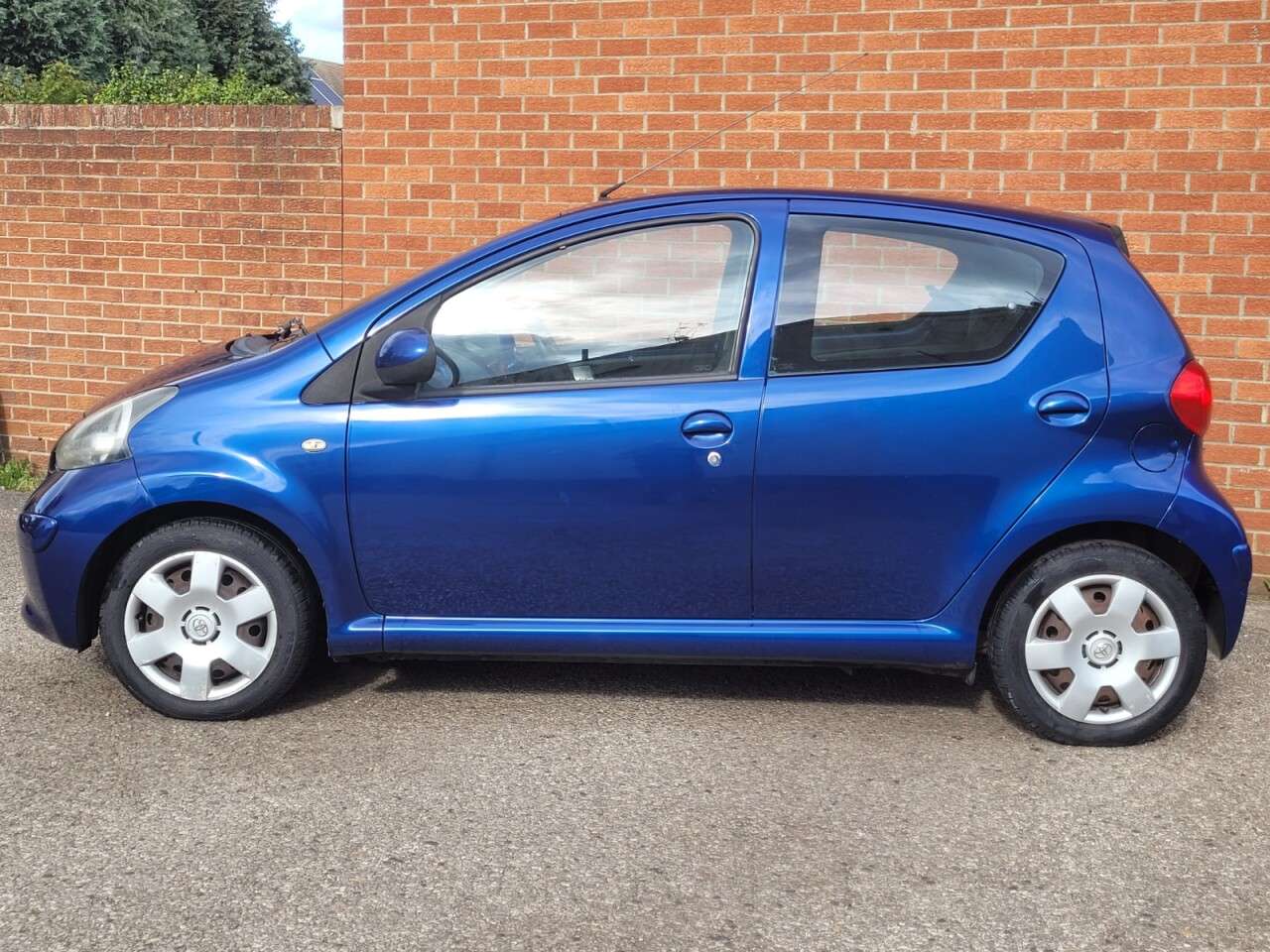 A 2007 TOYOTA AYGO 1.0 VVT-i Blue Hatchback 5dr Petrol Manual Euro 4 (67 bhp) A 2007 TOYOTA AYGO 1.0 VVT-i Blue Hatchback 5dr Petrol Manual Euro 4 (67 bhp)