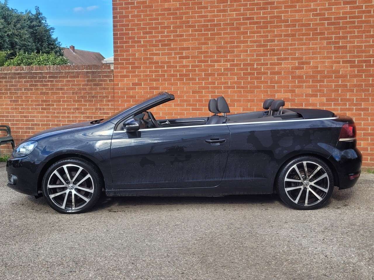 A 2013 VOLKSWAGEN GOLF 2.0 TDI BlueMotion Tech GT Cabriolet 2dr Diesel Manual Euro 5 (s/s) (140 ps A 2013 VOLKSWAGEN GOLF 2.0 TDI BlueMotion Tech GT Cabriolet 2dr Diesel Manual Euro 5 (s/s) (140 ps