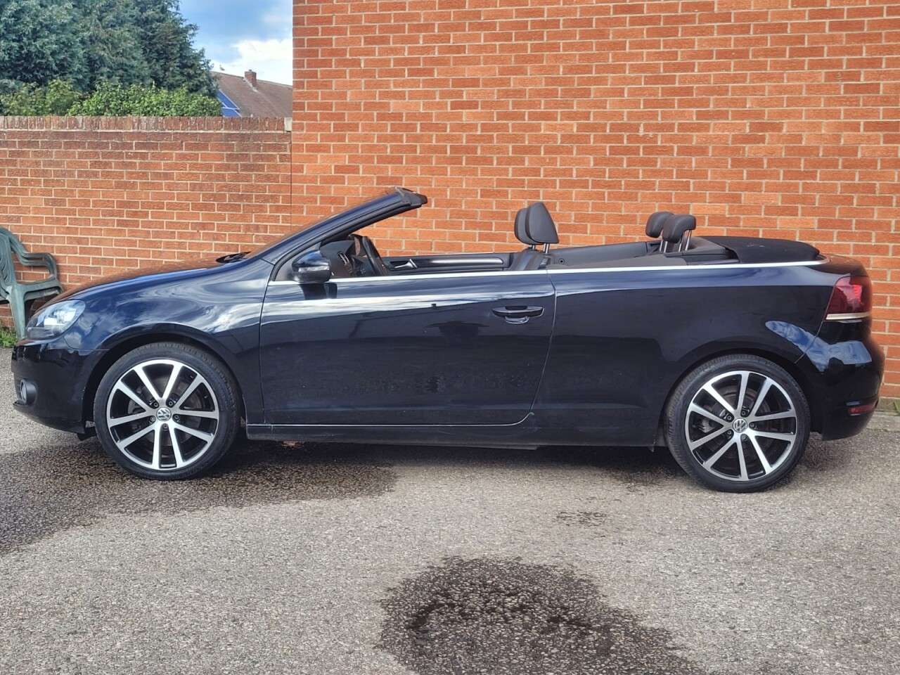 A 2013 VOLKSWAGEN GOLF 2.0 TDI BlueMotion Tech GT Cabriolet 2dr Diesel Manual Euro 5 (s/s) (140 ps A 2013 VOLKSWAGEN GOLF 2.0 TDI BlueMotion Tech GT Cabriolet 2dr Diesel Manual Euro 5 (s/s) (140 ps