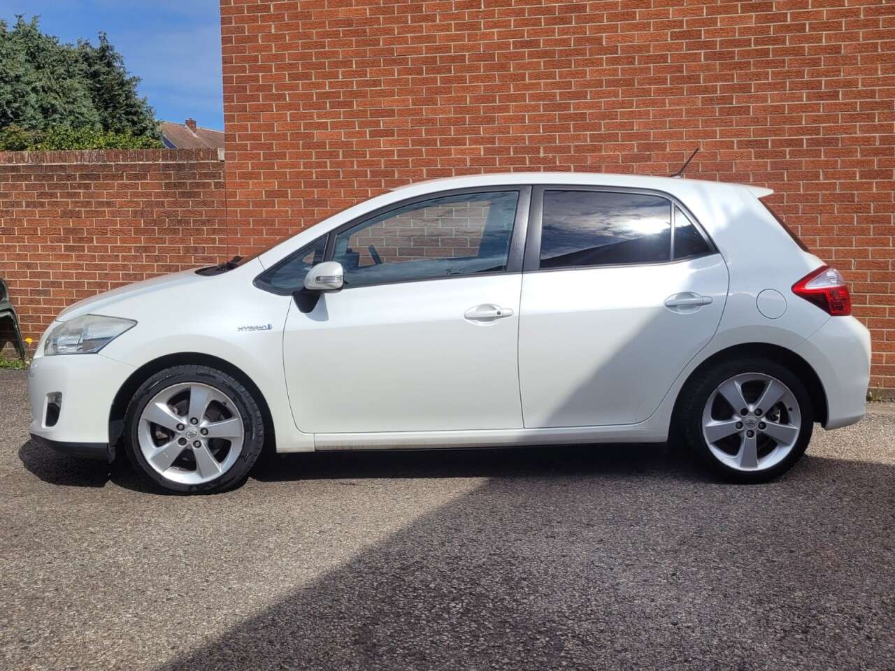 A 2011 TOYOTA AURIS 1.8 VVT-h T Spirit Hatchback 5dr Petrol Hybrid CVT Euro 5 (s/s) (136 ps) A 2011 TOYOTA AURIS 1.8 VVT-h T Spirit Hatchback 5dr Petrol Hybrid CVT Euro 5 (s/s) (136 ps)