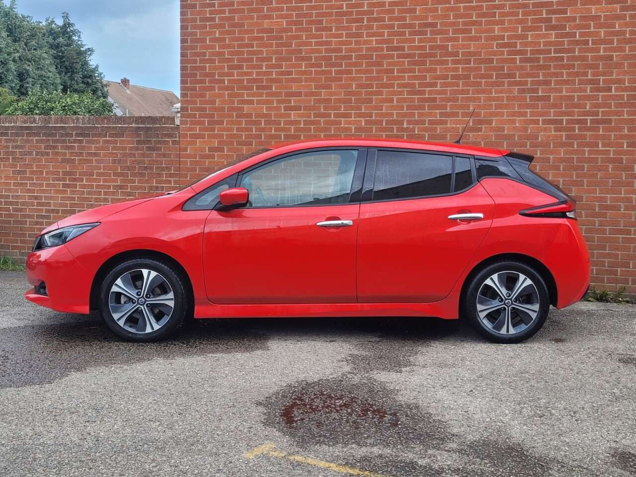 A 2020 NISSAN LEAF 40kWh N-Connecta Hatchback 5dr Electric Auto (150 ps) A 2020 NISSAN LEAF 40kWh N-Connecta Hatchback 5dr Electric Auto (150 ps)
