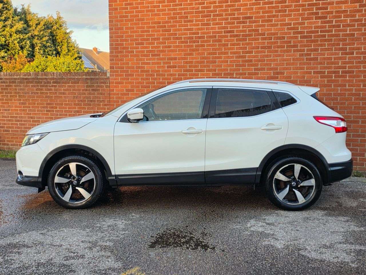 A 2015 NISSAN QASHQAI 1.2 DIG-T n-tec+ SUV 5dr Petrol Manual 2WD Euro 6 (s/s) (115 ps) A 2015 NISSAN QASHQAI 1.2 DIG-T n-tec+ SUV 5dr Petrol Manual 2WD Euro 6 (s/s) (115 ps)