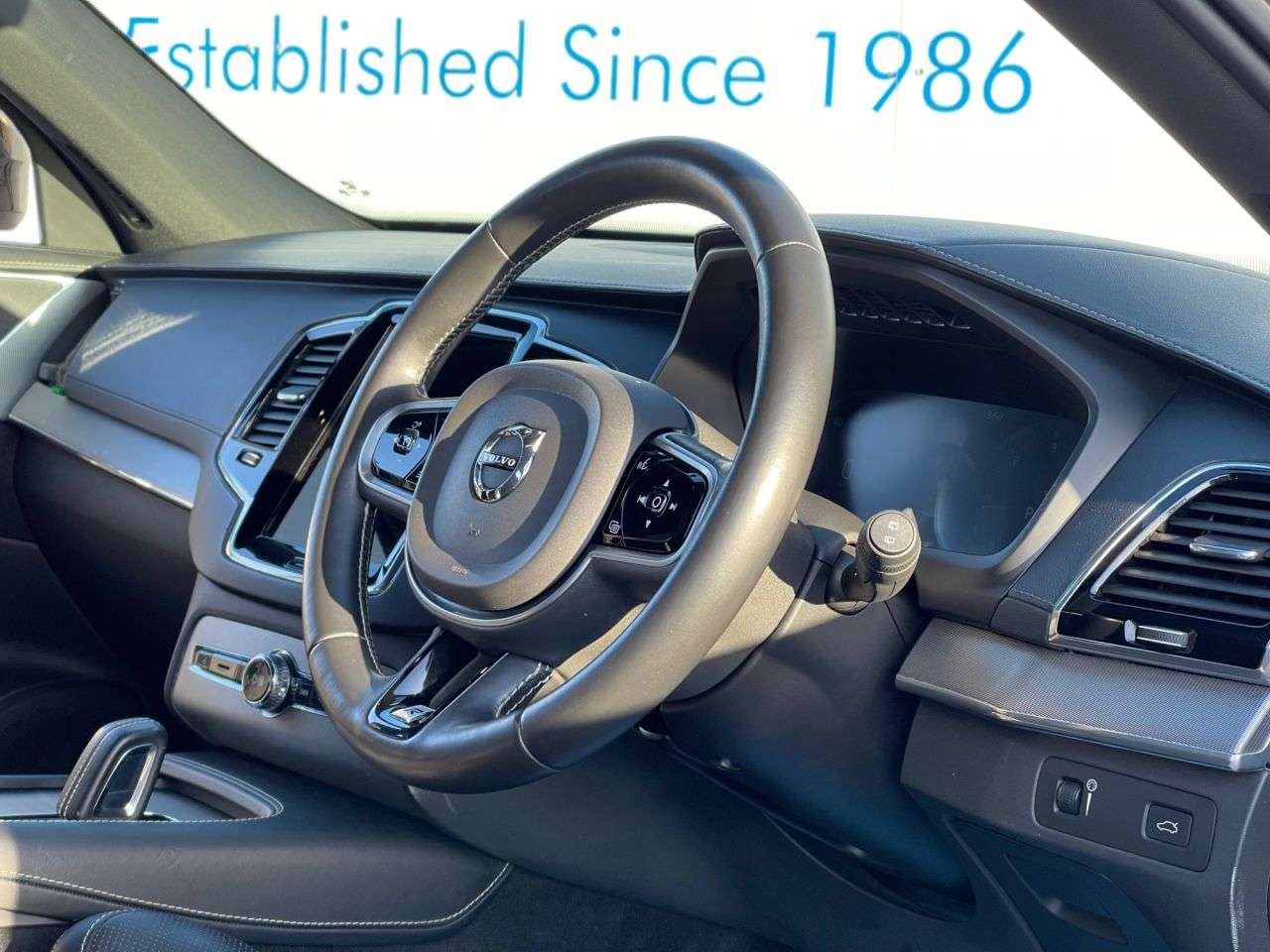 A 2019 VOLVO XC90 2.0 B5 MHEV R-Design SUV 5dr Diesel Hybrid Auto 4WD Euro 6 (s/s) (235 ps) W A 2019 VOLVO XC90 2.0 B5 MHEV R-Design SUV 5dr Diesel Hybrid Auto 4WD Euro 6 (s/s) (235 ps) W