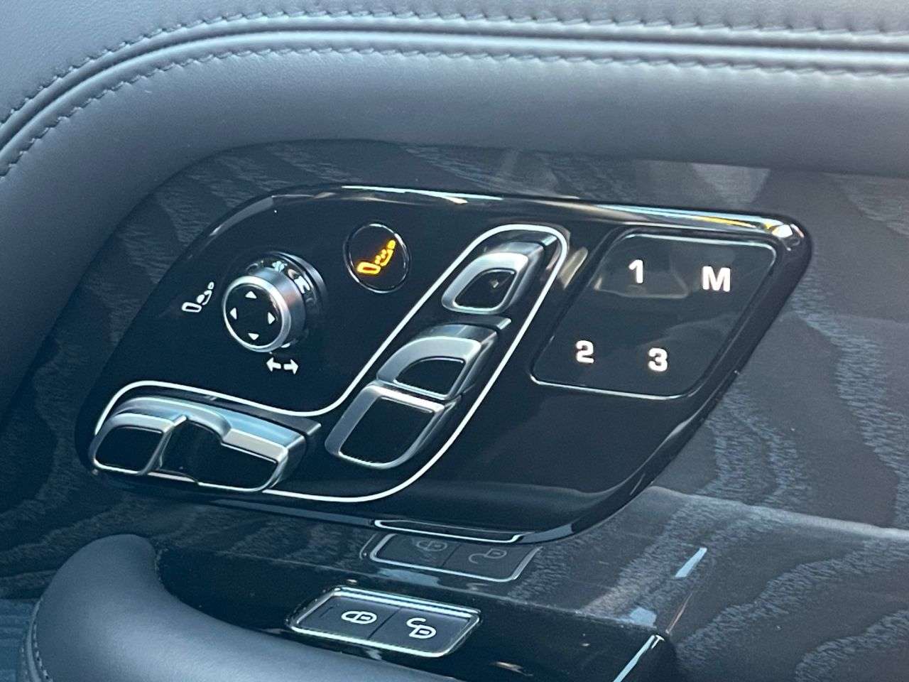 A 2019 LAND ROVER RANGE ROVER 2.0 P400e 12.4kWh GPF Autobiography SUV 5dr Petrol Plug-in Hybrid Auto 4WD A 2019 LAND ROVER RANGE ROVER 2.0 P400e 12.4kWh GPF Autobiography SUV 5dr Petrol Plug-in Hybrid Auto 4WD