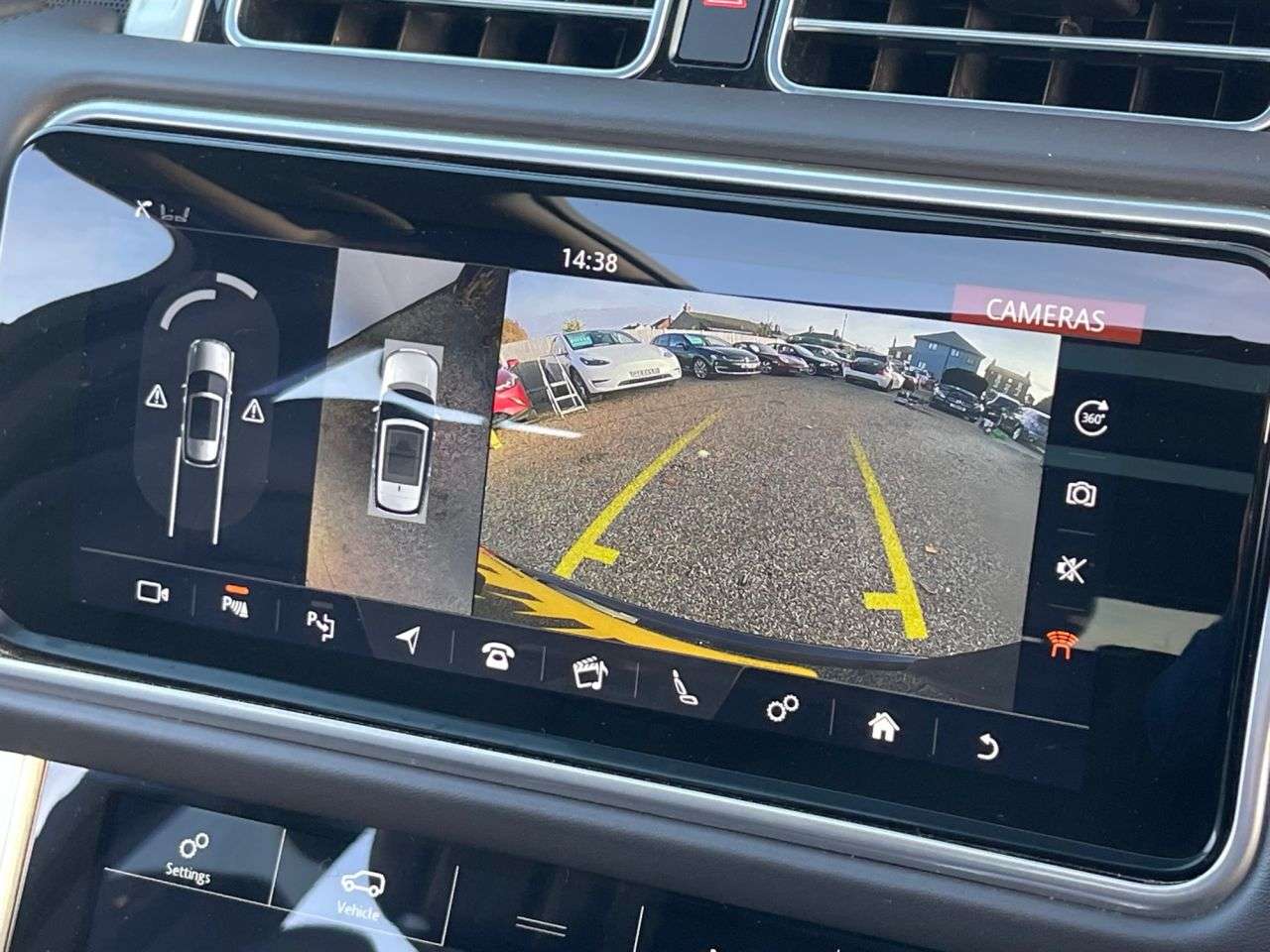 A 2019 LAND ROVER RANGE ROVER 2.0 P400e 12.4kWh GPF Autobiography SUV 5dr Petrol Plug-in Hybrid Auto 4WD A 2019 LAND ROVER RANGE ROVER 2.0 P400e 12.4kWh GPF Autobiography SUV 5dr Petrol Plug-in Hybrid Auto 4WD