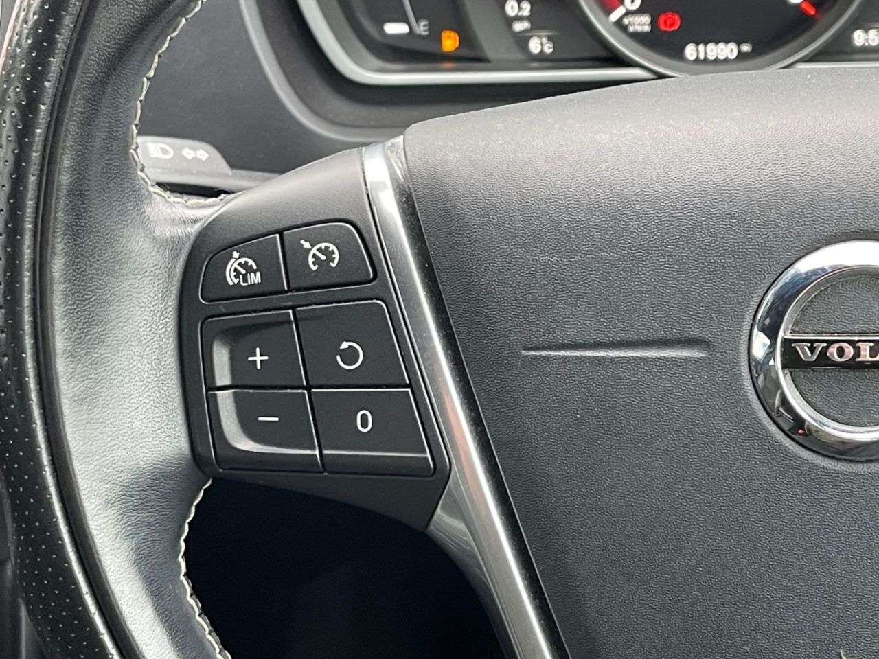 2017 VOLVO V40 2017 VOLVO V40