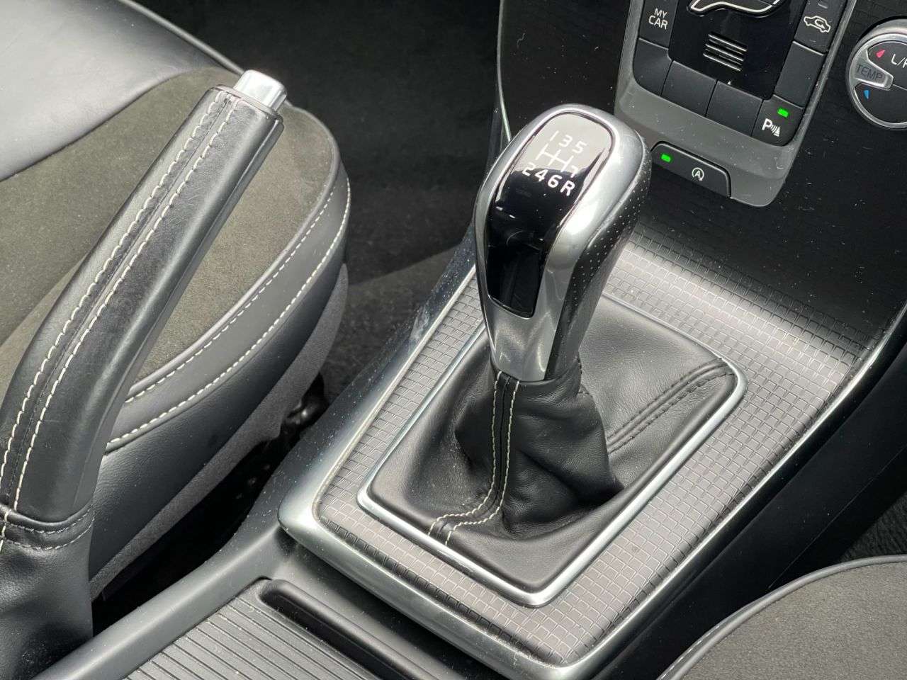 2017 VOLVO V40 2017 VOLVO V40