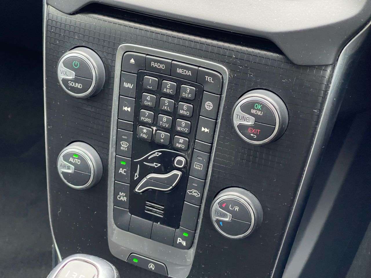 2017 VOLVO V40 2017 VOLVO V40