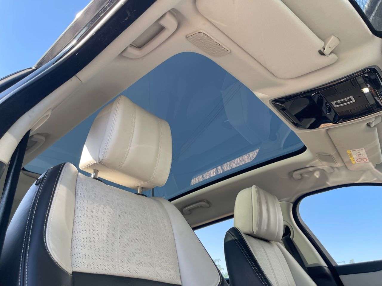 A 2021 LAND ROVER RANGE ROVER VELAR 2.0 P400e 17.1kWh HSE SUV 5dr Petrol Plug-in Hybrid Auto 4WD Euro 6 (s/s) ( A 2021 LAND ROVER RANGE ROVER VELAR 2.0 P400e 17.1kWh HSE SUV 5dr Petrol Plug-in Hybrid Auto 4WD Euro 6 (s/s) (