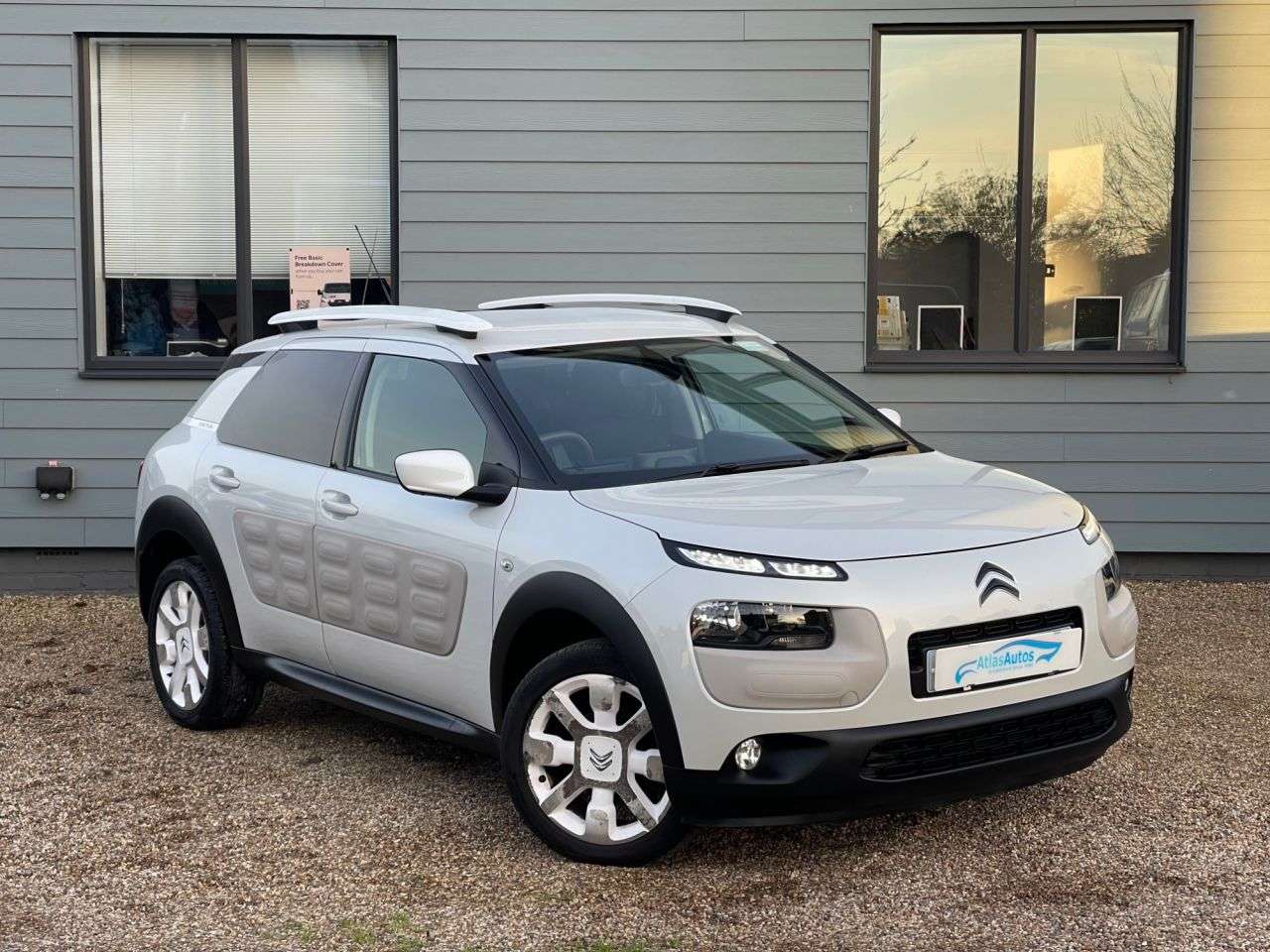 A 2017 CITROEN C4 CACTUS 1.2 W Puretech S/S 5 Door Hatchback REVERSE CAMERA, CLIMATE, REAR PARK A 2017 CITROEN C4 CACTUS 1.2 W Puretech S/S 5 Door Hatchback REVERSE CAMERA, CLIMATE, REAR PARK