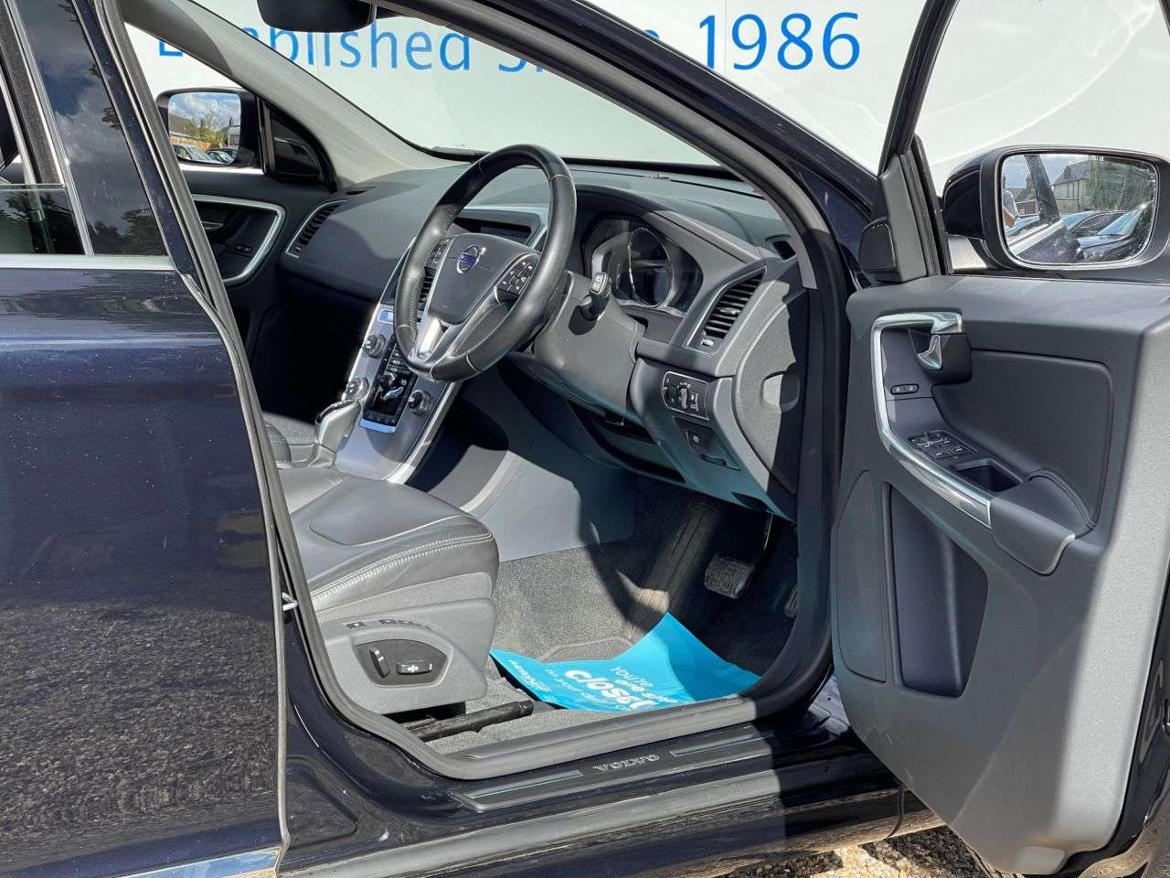 A 2016 VOLVO XC60 2.0 D4 SE Lux Nav SUV 5dr Diesel Auto Euro 6 (s/s) (190 ps) HEATED FRONT+RE A 2016 VOLVO XC60 2.0 D4 SE Lux Nav SUV 5dr Diesel Auto Euro 6 (s/s) (190 ps) HEATED FRONT+RE