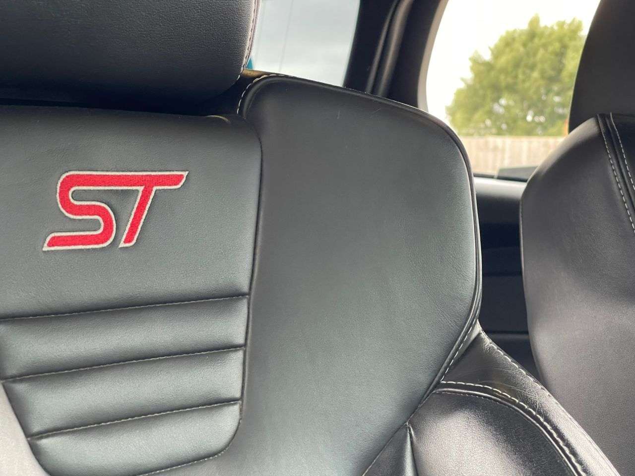 A 2016 FORD FOCUS 2.0 TDCi ST-3 Estate 5dr Diesel Manual Euro 6 (s/s) (185 ps) FSH inc 9 Stam A 2016 FORD FOCUS 2.0 TDCi ST-3 Estate 5dr Diesel Manual Euro 6 (s/s) (185 ps) FSH inc 9 Stam