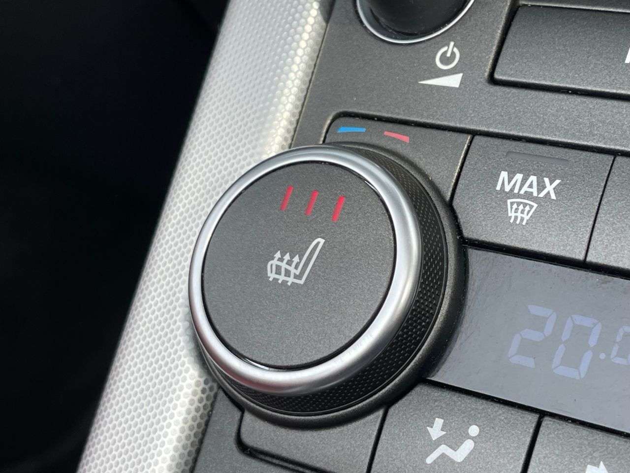 A 2016 LAND ROVER RANGE ROVER EVOQUE 2.0 TD4 HSE Dynamic Convertible 2dr Diesel Auto 4WD Euro 6 (s/s) (180 ps) H A 2016 LAND ROVER RANGE ROVER EVOQUE 2.0 TD4 HSE Dynamic Convertible 2dr Diesel Auto 4WD Euro 6 (s/s) (180 ps) H