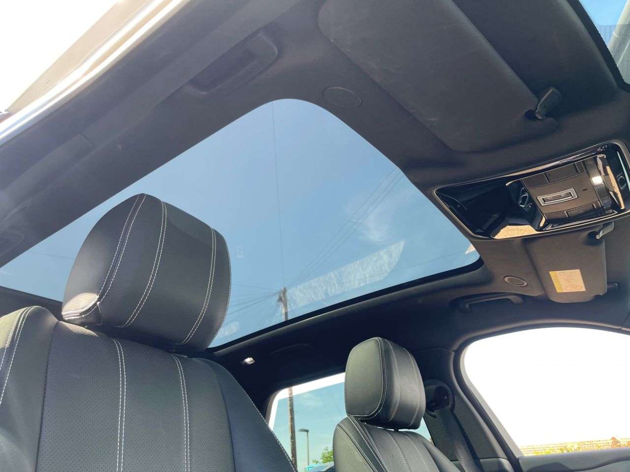 A 2022 LAND ROVER RANGE ROVER VELAR 2.0 P400e 17.1kWh R-Dynamic SE SUV 5dr Petrol Plug-in Hybrid Auto 4WD Euro A 2022 LAND ROVER RANGE ROVER VELAR 2.0 P400e 17.1kWh R-Dynamic SE SUV 5dr Petrol Plug-in Hybrid Auto 4WD Euro