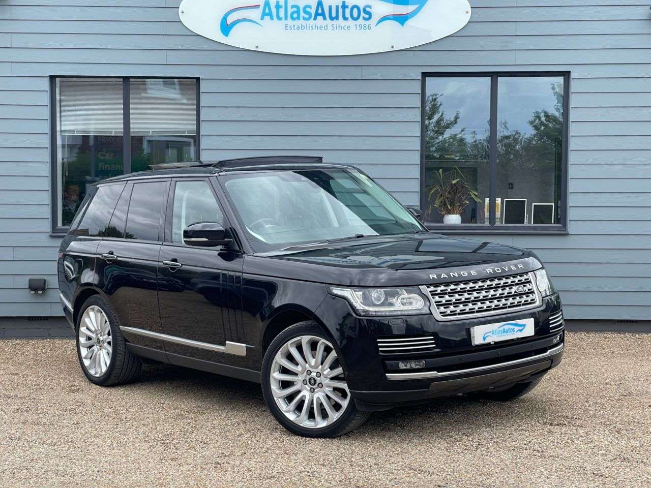 A 2018 LAND ROVER RANGE ROVER 4.4 SD V8 Autobiography SUV 5dr Diesel Auto 4WD Euro 6 (s/s) (339 ps) A 2018 LAND ROVER RANGE ROVER 4.4 SD V8 Autobiography SUV 5dr Diesel Auto 4WD Euro 6 (s/s) (339 ps)