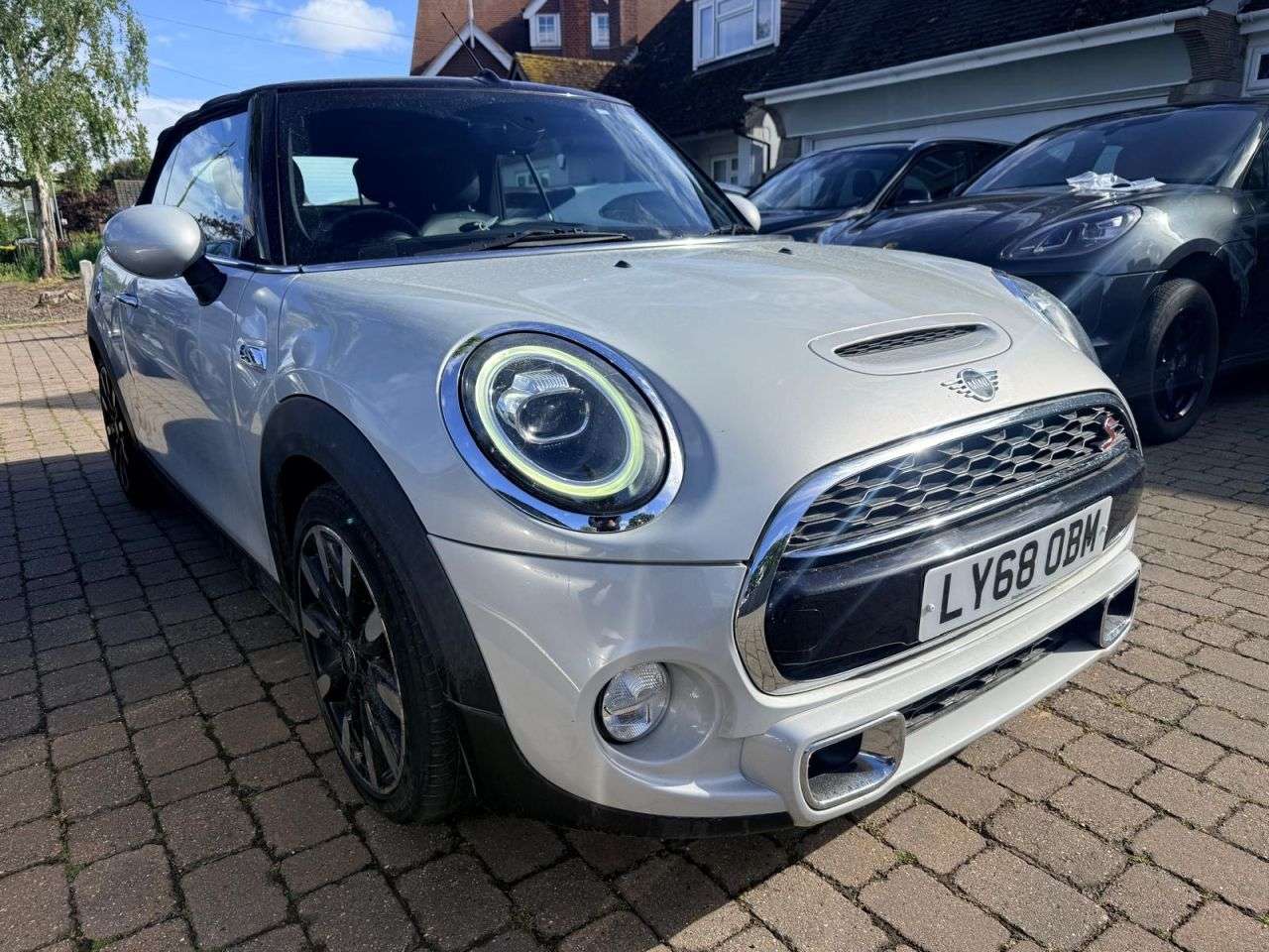 A 2018 MINI CONVERTIBLE 2.0 Cooper S Exclusive Convertible 2dr Petrol Steptronic Euro 6 (s/s) (192 A 2018 MINI CONVERTIBLE 2.0 Cooper S Exclusive Convertible 2dr Petrol Steptronic Euro 6 (s/s) (192