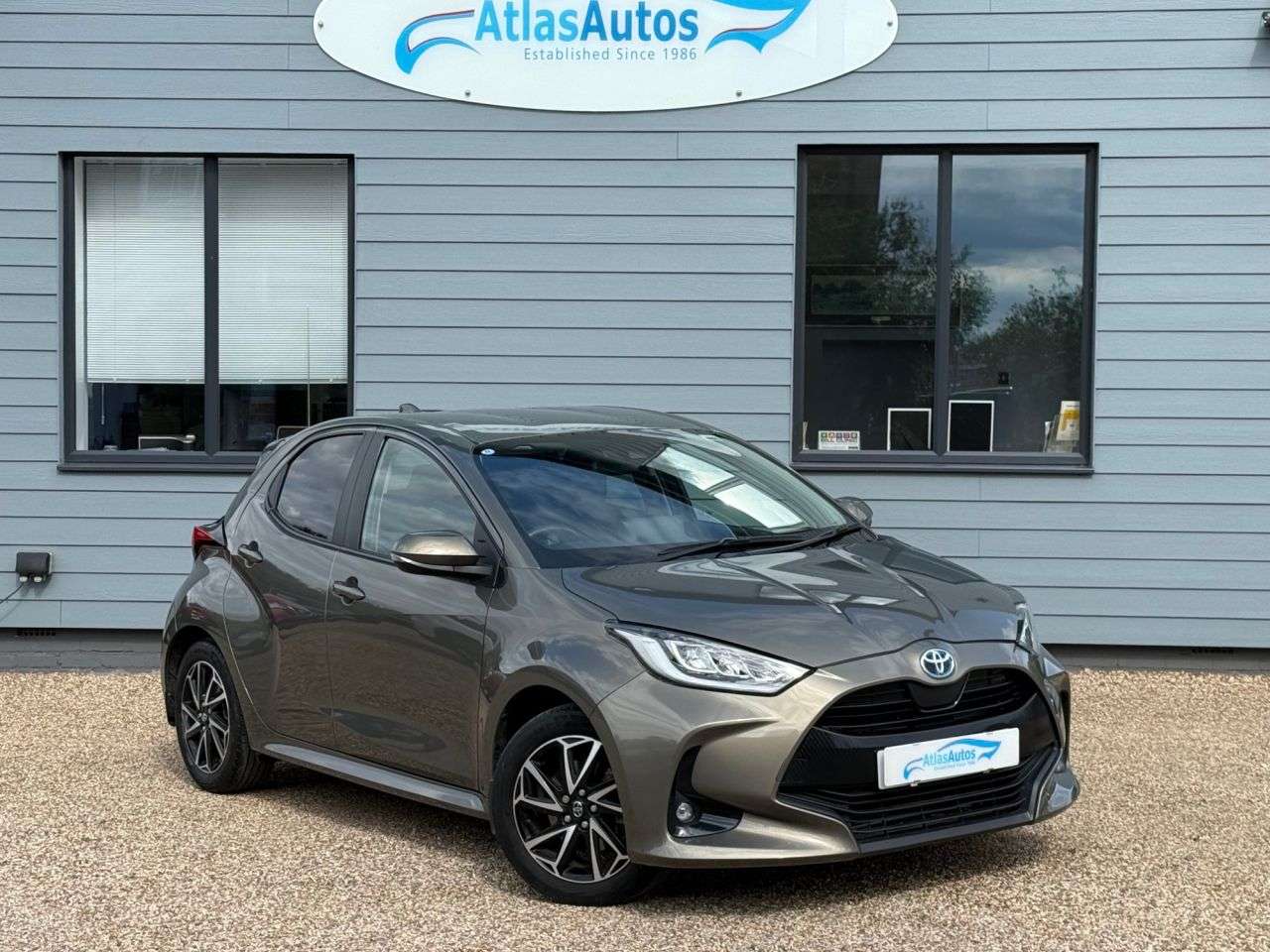 A 2022 TOYOTA YARIS 1.5 VVT-h Design Hatchback 5dr Petrol Hybrid E-CVT Euro 6 (s/s) (116 ps) RE A 2022 TOYOTA YARIS 1.5 VVT-h Design Hatchback 5dr Petrol Hybrid E-CVT Euro 6 (s/s) (116 ps) RE