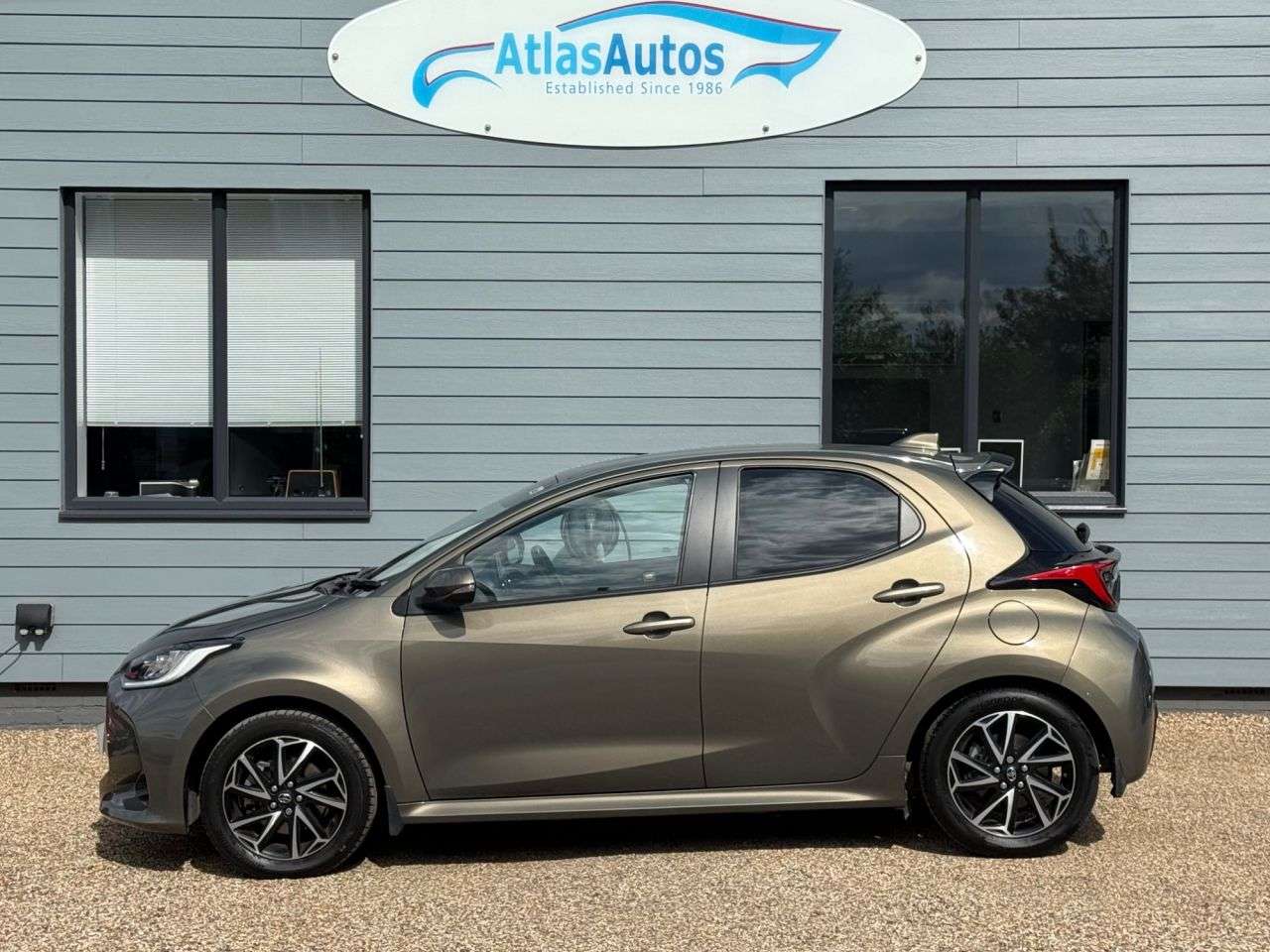 A 2022 TOYOTA YARIS 1.5 VVT-h Design Hatchback 5dr Petrol Hybrid E-CVT Euro 6 (s/s) (116 ps) RE A 2022 TOYOTA YARIS 1.5 VVT-h Design Hatchback 5dr Petrol Hybrid E-CVT Euro 6 (s/s) (116 ps) RE