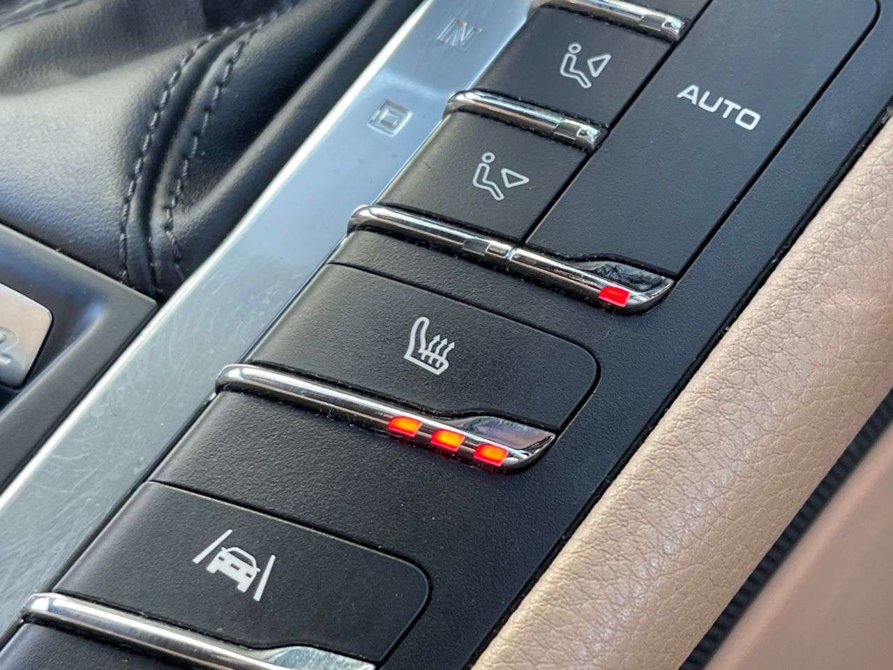 A 2019 PORSCHE MACAN 2.0T SUV 5dr Petrol PDK 4WD Euro 6 (s/s) (245 ps) ELECTRIC HEATED LEATHER S A 2019 PORSCHE MACAN 2.0T SUV 5dr Petrol PDK 4WD Euro 6 (s/s) (245 ps) ELECTRIC HEATED LEATHER S
