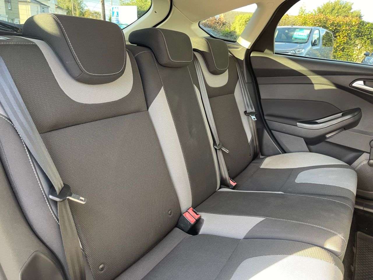 A 2014 FORD FOCUS 1.0T EcoBoost Zetec Hatchback 5dr Petrol Manual Euro 5 (s/s) (100 ps) A 2014 FORD FOCUS 1.0T EcoBoost Zetec Hatchback 5dr Petrol Manual Euro 5 (s/s) (100 ps)