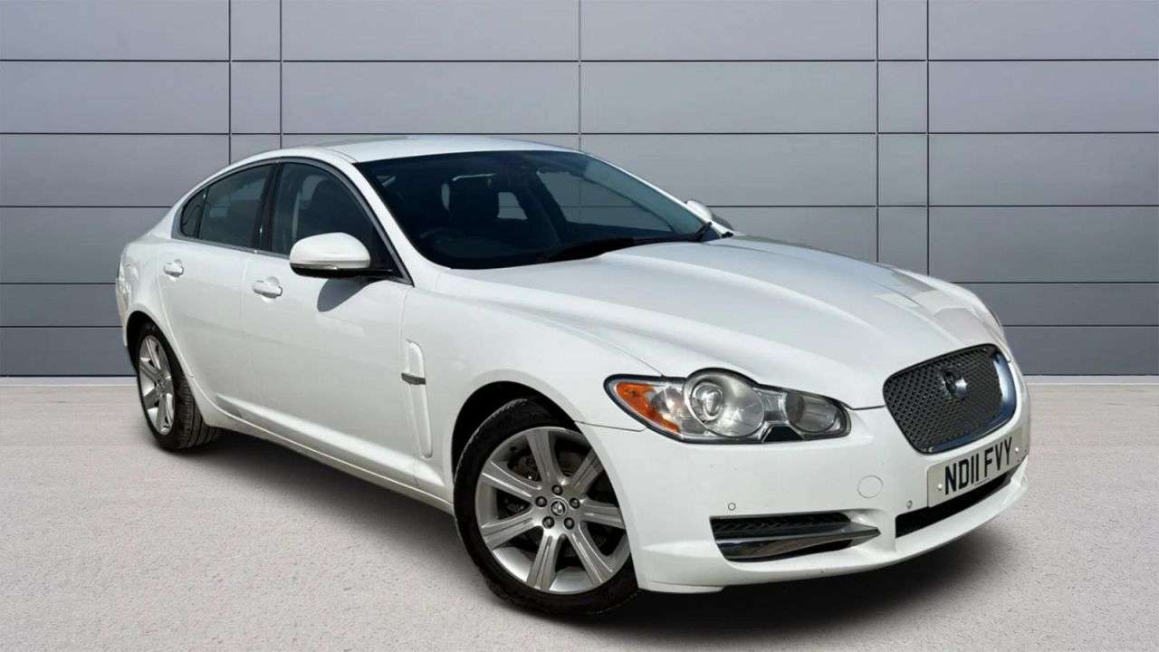 A 2011 JAGUAR XF 3.0d V6 Luxury Saloon 4dr Diesel Auto Euro 5 (240 ps) A 2011 JAGUAR XF 3.0d V6 Luxury Saloon 4dr Diesel Auto Euro 5 (240 ps)
