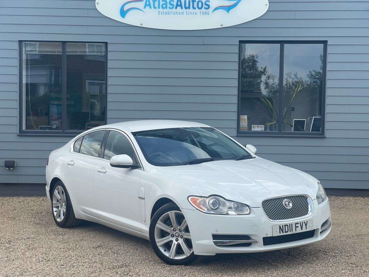 A 2011 JAGUAR XF 3.0d V6 Luxury Saloon 4dr Diesel Auto Euro 5 (240 ps) A 2011 JAGUAR XF 3.0d V6 Luxury Saloon 4dr Diesel Auto Euro 5 (240 ps)