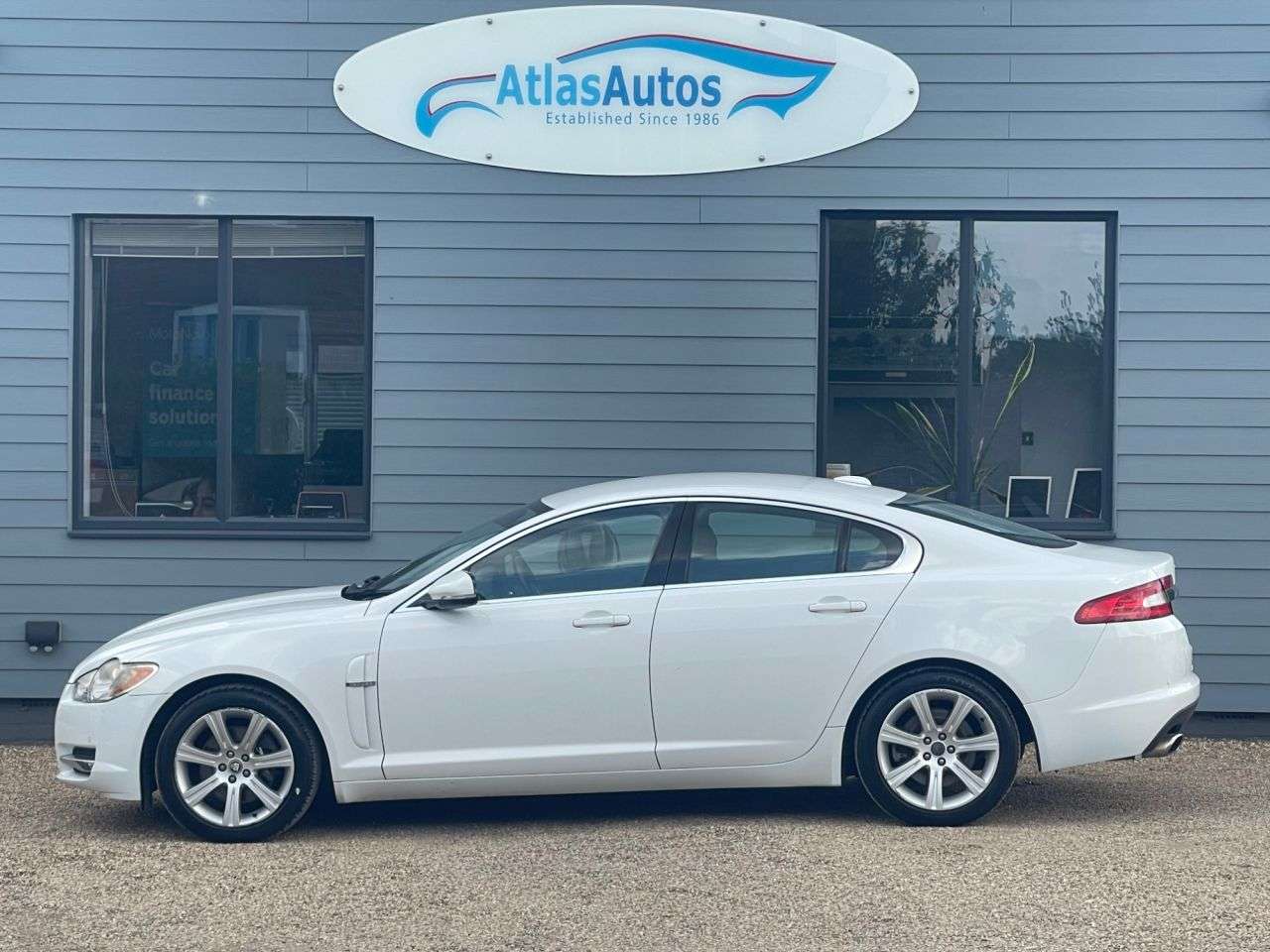 A 2011 JAGUAR XF 3.0d V6 Luxury Saloon 4dr Diesel Auto Euro 5 (240 ps) A 2011 JAGUAR XF 3.0d V6 Luxury Saloon 4dr Diesel Auto Euro 5 (240 ps)