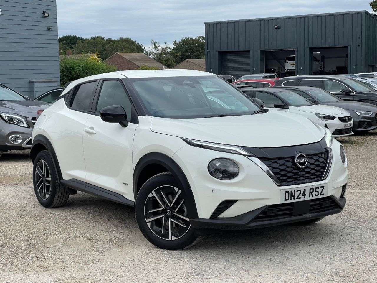 A 2024 NISSAN JUKE 1.6 N-Connecta SUV 5dr Petrol Hybrid Auto Euro 6 (143 ps) A 2024 NISSAN JUKE 1.6 N-Connecta SUV 5dr Petrol Hybrid Auto Euro 6 (143 ps)