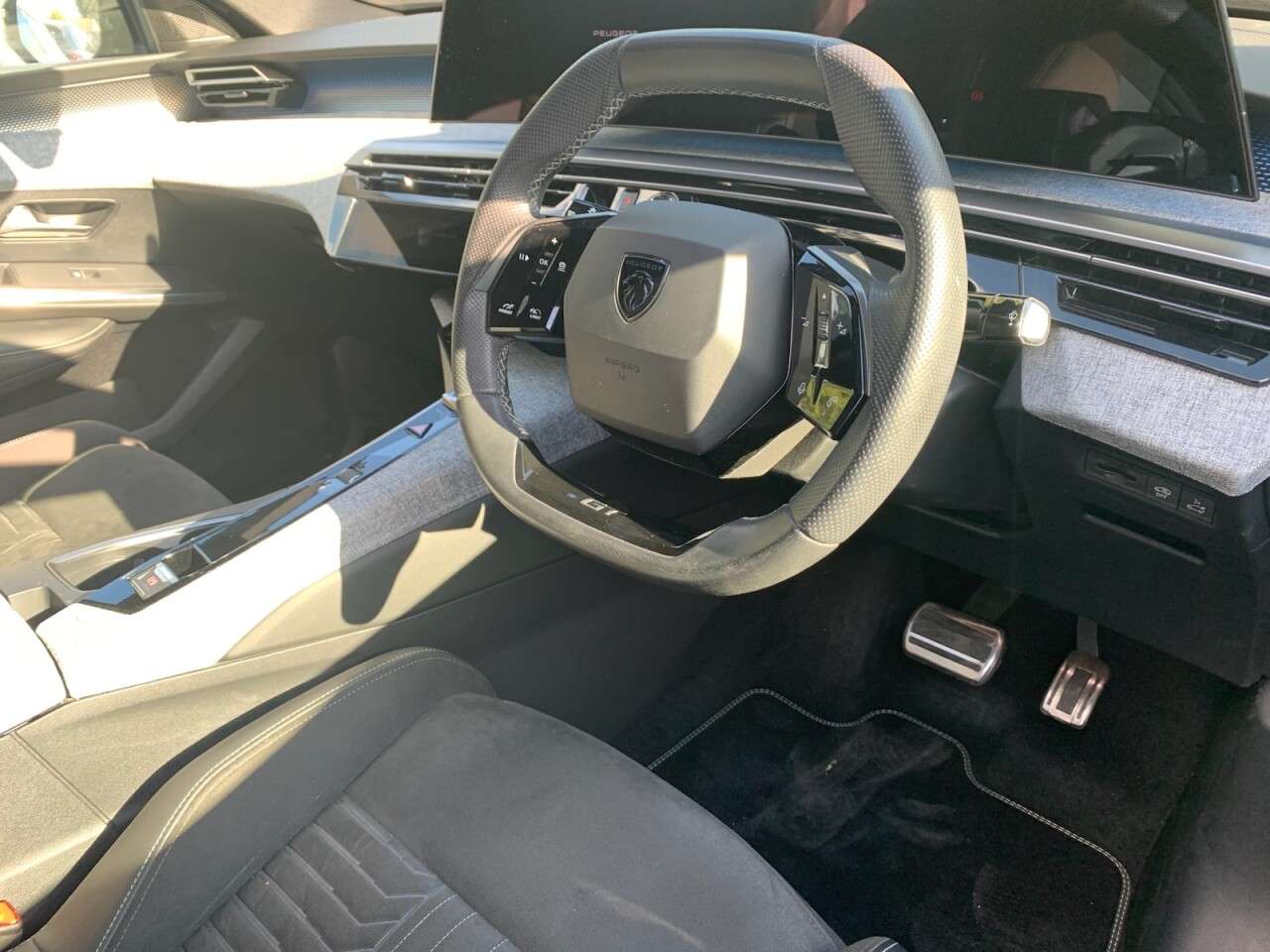 A 2024 PEUGEOT 3008 1.2 GT SUV 5dr Petrol Hybrid e-DSC6 Euro 6 (s/s) (136 ps) A 2024 PEUGEOT 3008 1.2 GT SUV 5dr Petrol Hybrid e-DSC6 Euro 6 (s/s) (136 ps)