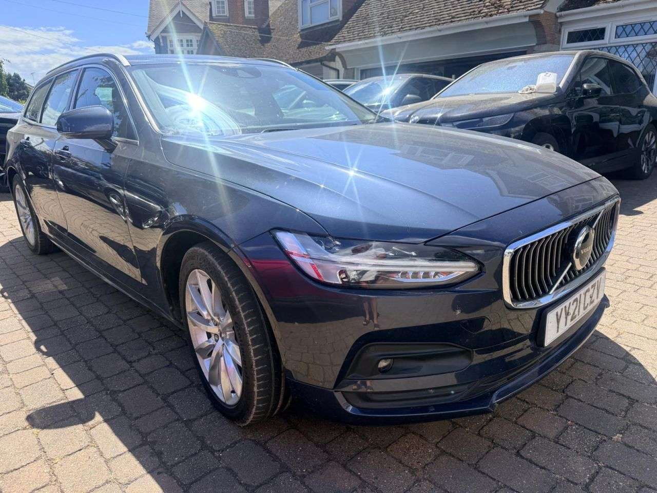 A 2021 VOLVO V90 2.0 B4 MHEV Momentum Estate 5dr Diesel Hybrid Auto Euro 6 (s/s) (197 ps) A 2021 VOLVO V90 2.0 B4 MHEV Momentum Estate 5dr Diesel Hybrid Auto Euro 6 (s/s) (197 ps)