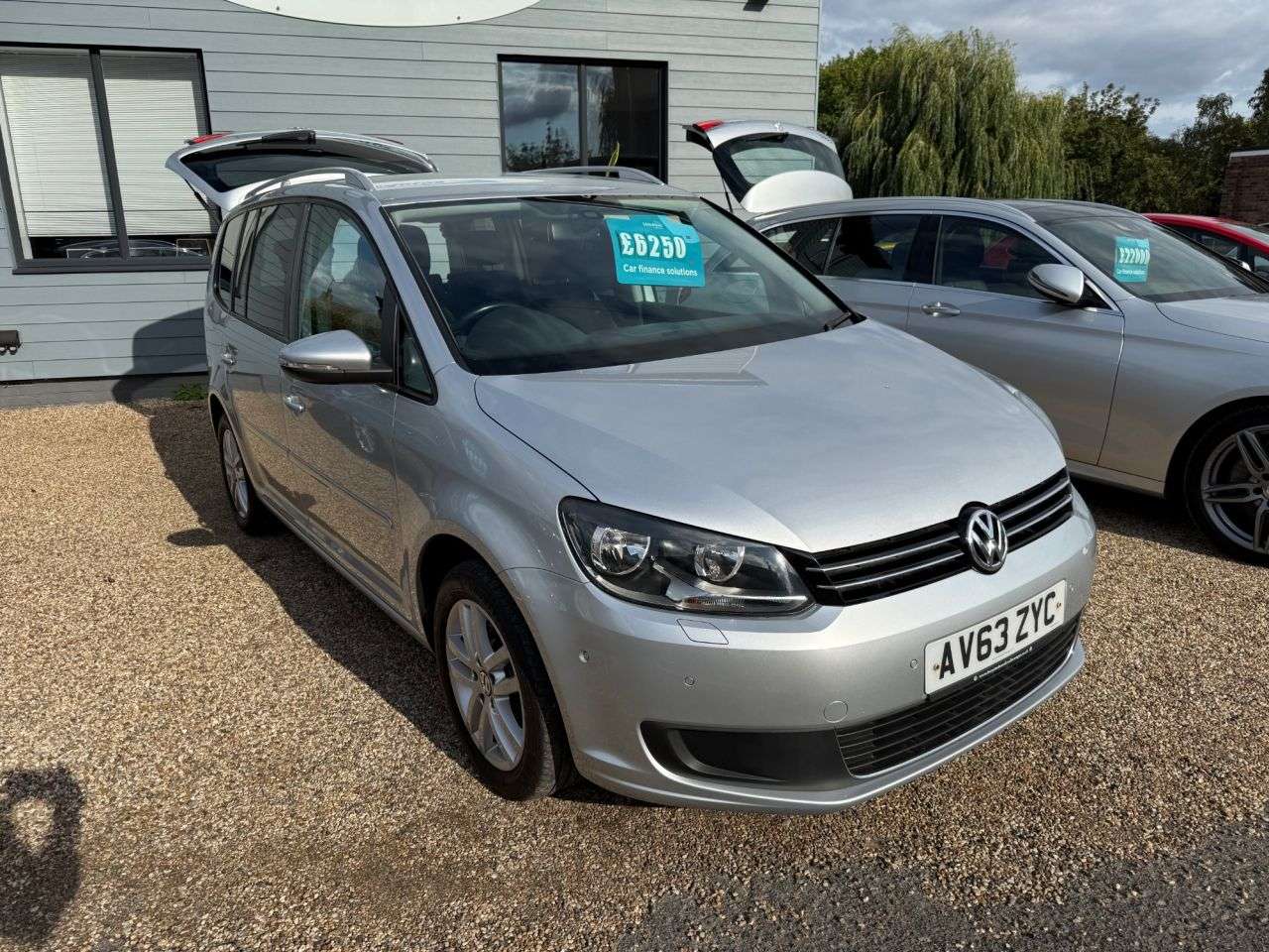 A 2014 VOLKSWAGEN TOURAN 2.0 TDI BlueMotion Tech SE MPV 5dr Diesel DSG Euro 5 (s/s) (140 ps) A 2014 VOLKSWAGEN TOURAN 2.0 TDI BlueMotion Tech SE MPV 5dr Diesel DSG Euro 5 (s/s) (140 ps)