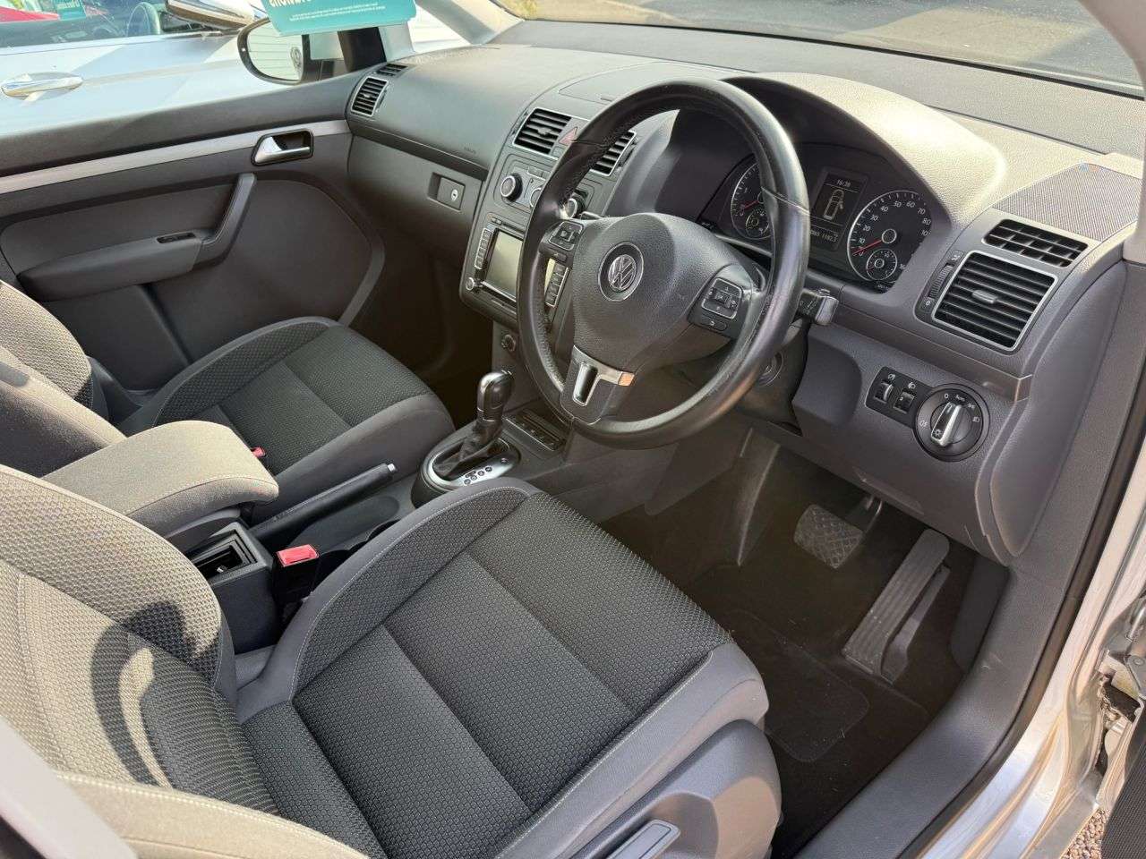 A 2014 VOLKSWAGEN TOURAN 2.0 TDI BlueMotion Tech SE MPV 5dr Diesel DSG Euro 5 (s/s) (140 ps) A 2014 VOLKSWAGEN TOURAN 2.0 TDI BlueMotion Tech SE MPV 5dr Diesel DSG Euro 5 (s/s) (140 ps)