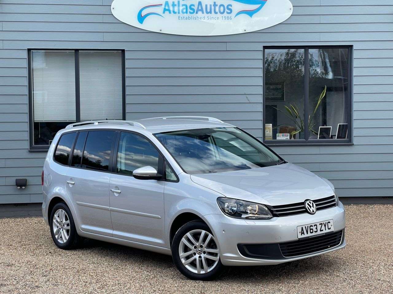 A 2014 VOLKSWAGEN TOURAN 2.0 TDI BlueMotion Tech SE MPV 5dr Diesel DSG Euro 5 (s/s) (140 ps) A 2014 VOLKSWAGEN TOURAN 2.0 TDI BlueMotion Tech SE MPV 5dr Diesel DSG Euro 5 (s/s) (140 ps)